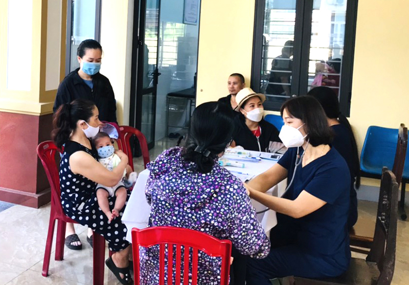 Người dân được chăm sóc sức khỏe tại Trạm Y tế phường Đồng Phú.