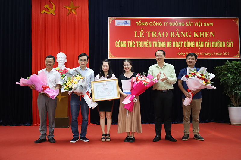Đại diện lãnh đạo Tổng công ty Đường sắt Việt Nam trao bằng khen cho nhóm tác giả Đài PT-TH Quảng Bình.