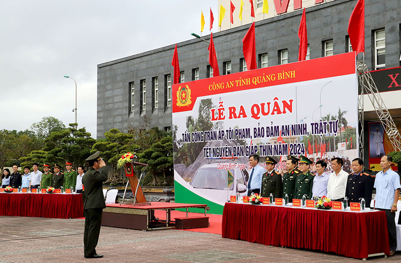 Lãnh đạo UBND tỉnh, Ban Giám đốc Công an tỉnh và các sở, ban, ngành tham dự lễ ra quân