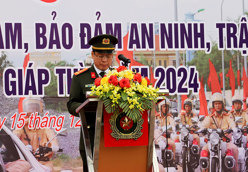 Đại tá Nguyễn Hữu Hợp, Ủy viên Ban Thường vụ Tỉnh ủy, Giám đốc Công an tỉnh phát lệnh ra quân tấn công trấn áp tội phạm, bảo đảm ANTT Tết Nguyên đán năm 2024