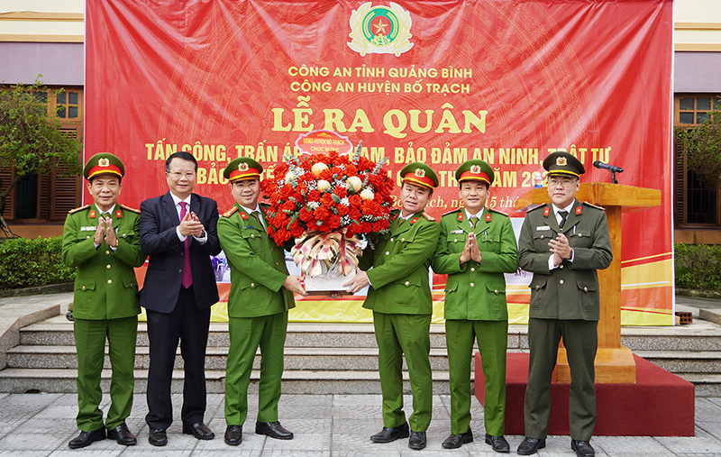 Đồng chí Phó Chủ tịch UBND huyện Bố Trạch Nguyễn Hữu Hồng tặng hoa chúc mừng Công an huyện Bố Trạch.