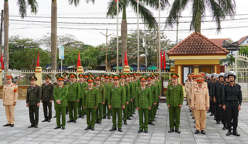 Các đại biểu tham dự lễ ra quân.