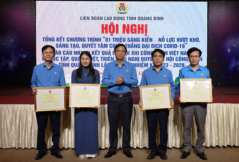 Đồng chí Chủ tịch LĐLĐ tỉnh Phạm Tiến Nam trao bằng khen của Tổng LĐLĐ Việt Nam cho các tập thể.