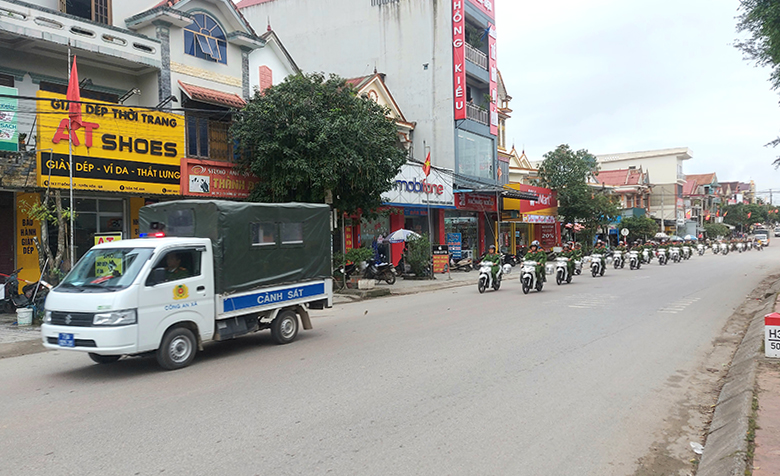 Lực lượng Công an Tuyên Hóa diễu hành biểu dương lực lượng và tuyên truyền bảo đảm an ninh trật tự trên địa bàn.