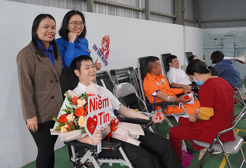 Cán bộ, công nhân viên ngành Điện tại Quảng Bình tham gia hiến máu tình nguyện.