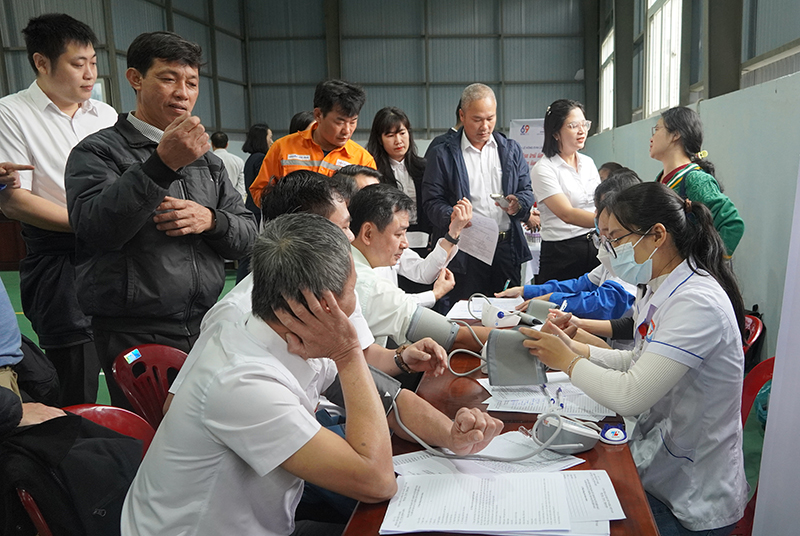Đông đảo cán bộ, công nhân viên ngành Điện đăng ký hiến máu tình nguyện.