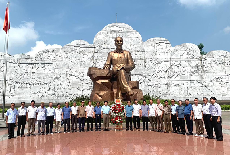 Hội viên CLB Công an hưu trí tỉnh tổ chức hoạt động về nguồn tại Khu lưu niệm Sáu điều Bác Hồ dạy CAND (thị trấn Nhã Nam, huyện Tân Yên, tỉnh Bắc Giang).