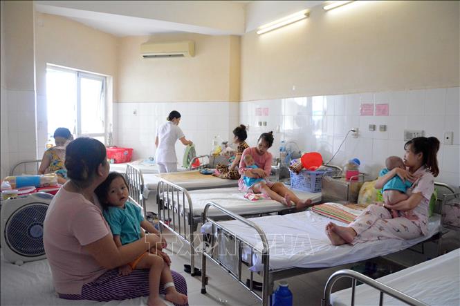 Các bệnh nhi đang điều trị nội trú tại Bệnh viện Phụ sản - Nhi Đà Nẵng. Ảnh (tư liệu) minh họa: Văn Dũng/TTXVN