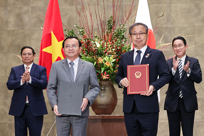 Hai Thủ tướng chứng kiến lễ trao văn kiện hợp tác giữa các bộ, ngành hai nước - Ảnh: VGP/Nhật Bắc