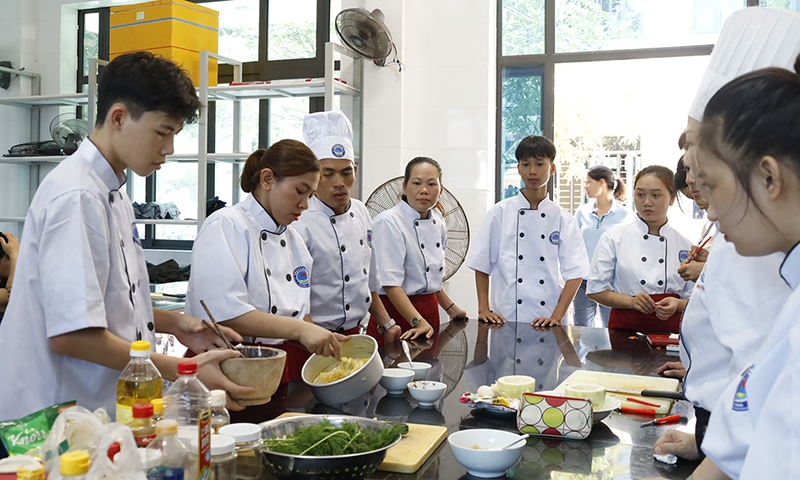 Đào tạo ngành kỹ thuật chế biến món ăn phục vụ du lịch tại Trường trung cấp Du lịch-Công nghệ số 9.