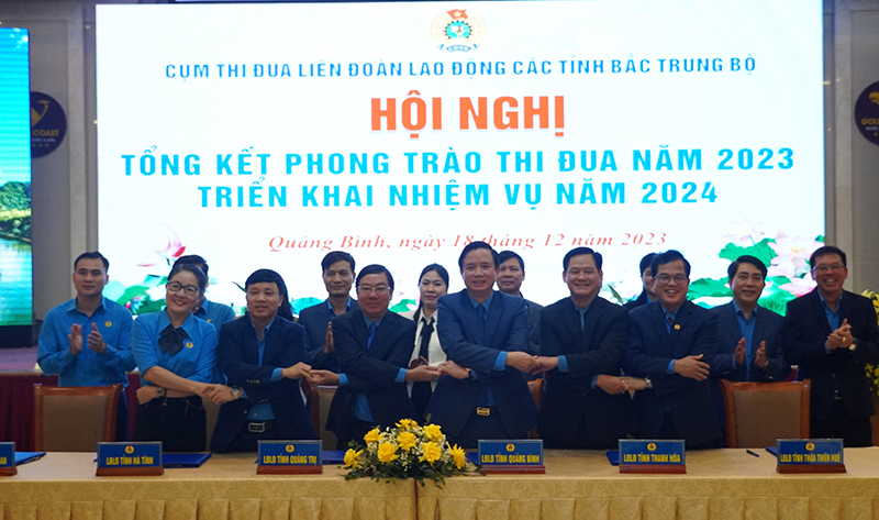 Các đơn vị ký kết giao ước thi đua năm 2024.