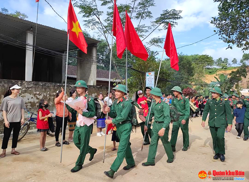 Nhân dân xã Lâm Hóa, huyện Tuyên Hóa, tỉnh Quảng Bình chào đón cán bộ, chiến sĩ Lữ đoàn Công binh 414 về làm công tác dân vận.