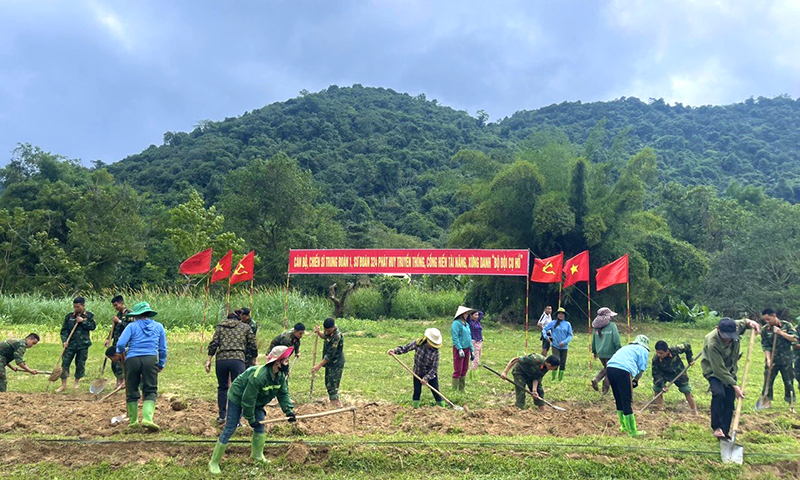 Cán bộ, chiến sĩ Trung đoàn 1, Sư đoàn 324 giúp Nhân dân xã Thanh Lâm, huyện Như Xuân, tỉnh Thanh Hóa làm đường giao thông nông thôn.