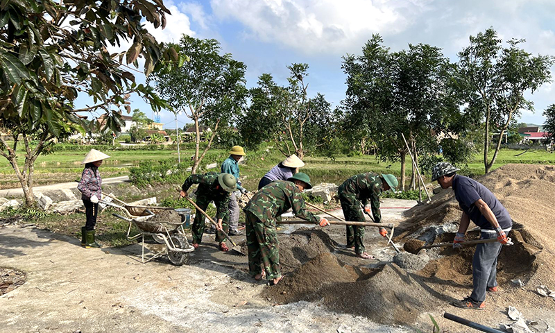 Cán bộ, chiến sĩ Trung đoàn 841, Bộ CHQS tỉnh Hà Tĩnh giúp xã Kỳ Tây, huyện Kỳ Anh, tỉnh Hà Tĩnh xây dựng nông thôn mới.