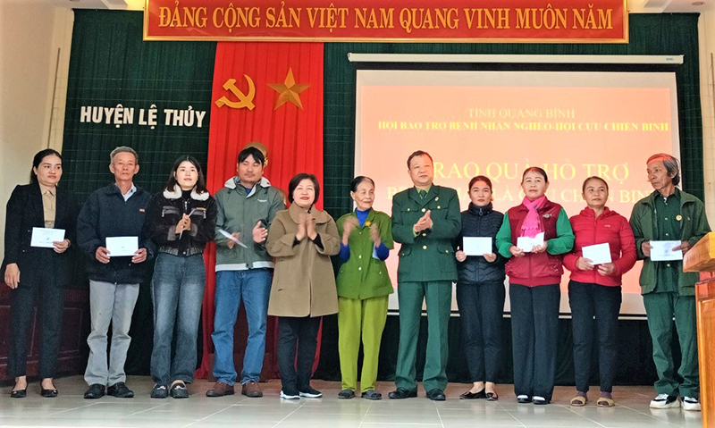 Đại diện lãnh đạo Hội Bảo trợ bệnh nhân nghèo tỉnh và Hội Cựu chiến binh tỉnh thăm và tặng quà cho cựu chiến binh bị bệnh nặng có hoàn cảnh đặc biệt khó khăn ở huyện Lệ Thủy
