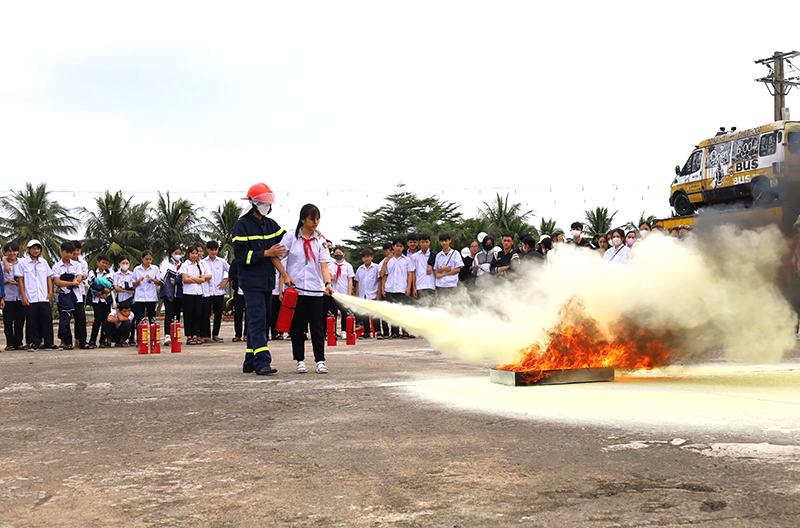 Hoạt động tuyên truyền, trải nghiệm, thực hành PCCC và CNCH do Công an tỉnh tổ chức tại TP. Đồng Hới.