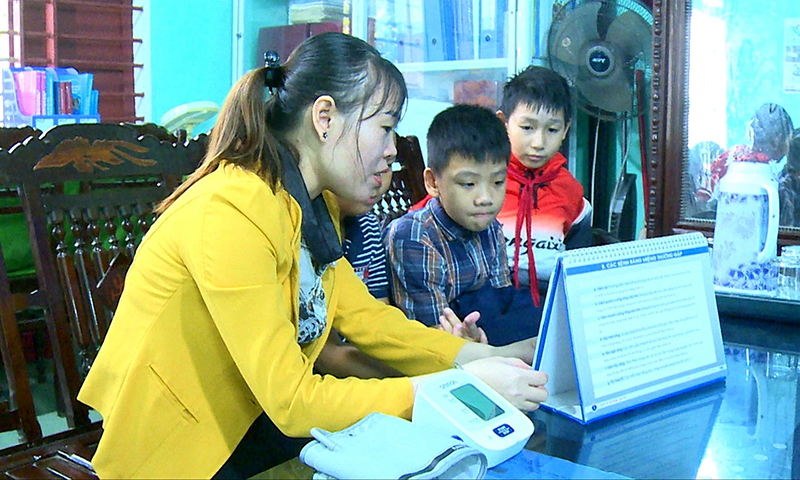 Chị Trần Thị Huy nhân viên y tế Trường tiểu học Quảng Sơn (TX. Ba Đồn) hướng dẫn cho học sinh các biện pháp phòng bệnh thường gặp.
