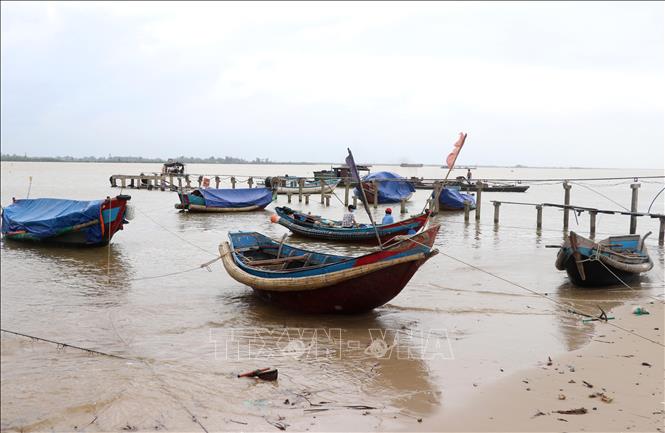 Tàu cá loại nhỏ được ngư dân Quảng Trị đưa vào sát bờ để đảm bảo an toàn trước áp thấp nhiệt đới. Ảnh tư liệu: Nguyên Lý/TTXVN