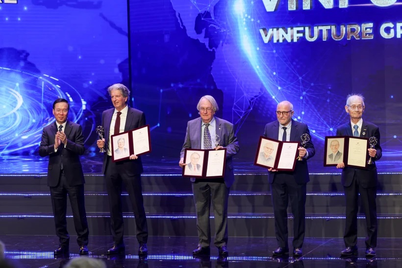 Giải thưởng Chính trị giá 3 triệu USD được trao cho “Phát minh sản xuất Năng lượng Xanh bằng pin Mặt Trời và lưu trữ bằng pin Lithium-ion. 