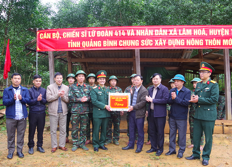 Lãnh đạo huyện Tuyên Hóa tặng quà cán bộ, chiến sỹ Lữ đoàn 414.