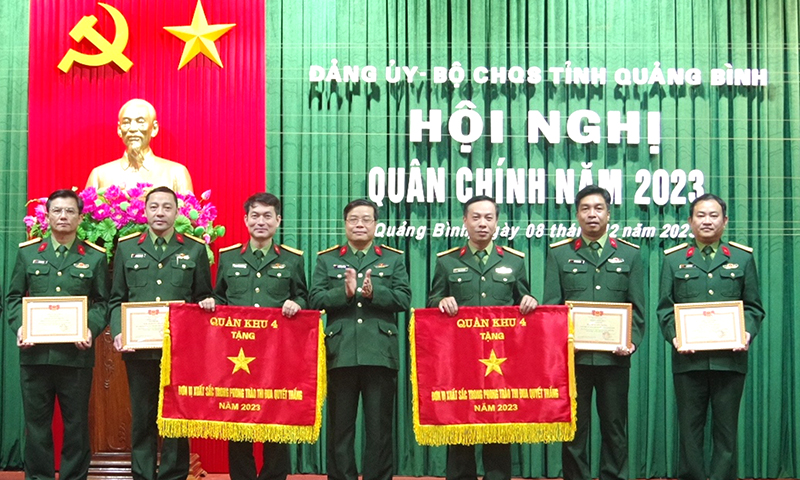  Đại diện Ban CHQS huyện Quảng Ninh (thứ hai, bìa trái) nhận danh hiệu “Đơn vị Quyết thắng” năm 2023.