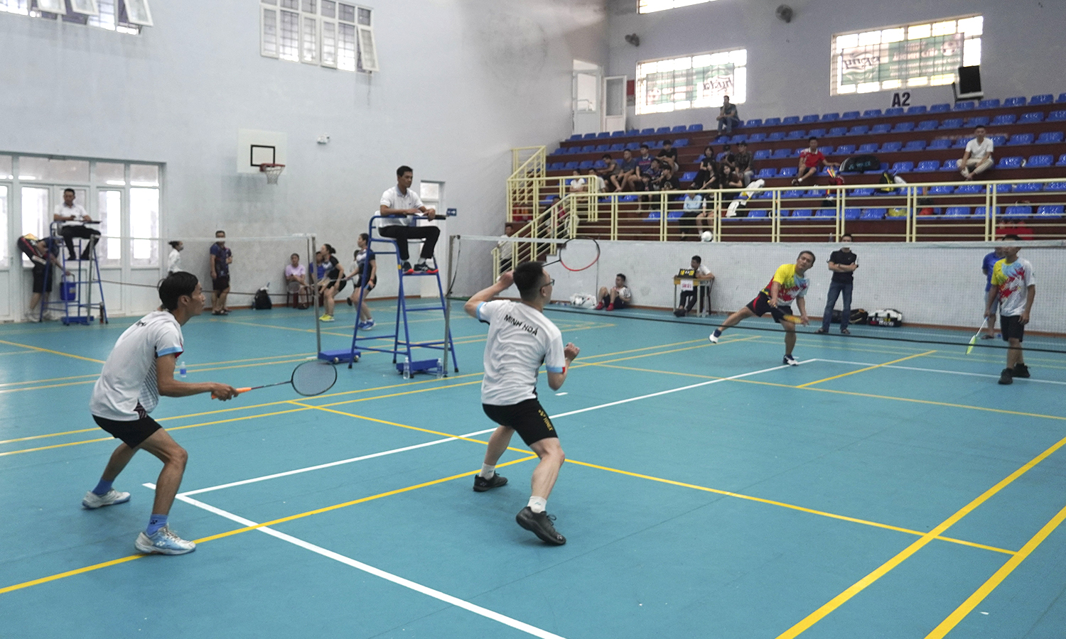 Vận động viên hào hứng tranh tài tại giải cầu lông các CLB tỉnh Quảng Bình năm 2023.