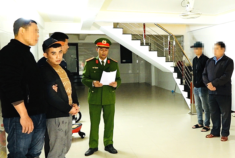 Cơ quan cảnh sát điều tra Công an huyện Bố Trạch đọc Lệnh khám xét khẩn cấp tại nhà riêng Phan Hoàng Đạt.