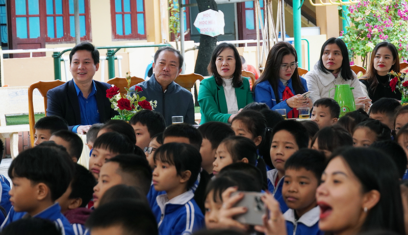 Anh Đặng Đại Bàng, Bí thư Tỉnh đoàn và các đại biểu tham dự chương trình.