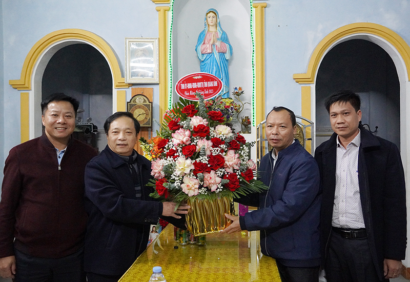  Đồng chí Phó Chủ tịch Thường trực Ủy ban MTTQVN tỉnh Trương Văn Hởi tặng hoa chúc mừng Giáng sinh giáo xứ Thanh Hải (xã Thanh Trạch, Bố Trạch).
