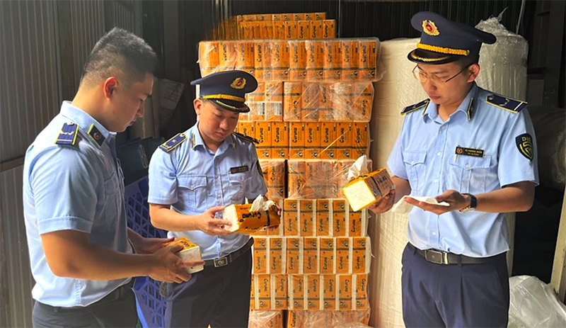 Lực lượng Quản lý thị trường kiểm tra một cơ sở kinh doanh giấy ăn giả mạo nhãn hiệu tại Bắc Ninh.