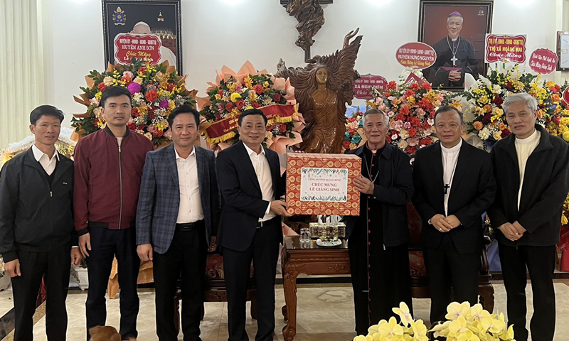 Đại tá Lê Văn Hóa – Phó giám đốc Công an tỉnh Quảng Bình tặng quà chúc mừng Giáng sinh tại Tòa Giám mục Giáo phận Vinh.