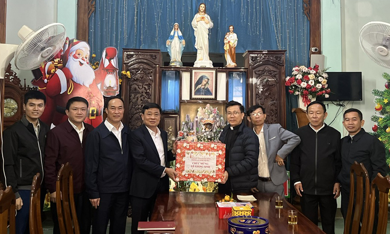 Công an tỉnh thăm, chúc mừng lễ Giáng sinh tại giáo xứ Minh Cầm (huyện Tuyên Hóa).