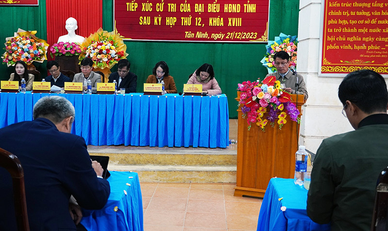 Cử tri huyện Quảng Ninh bày tỏ tâm tư, nguyện vọng tại buổi tiếp xúc.