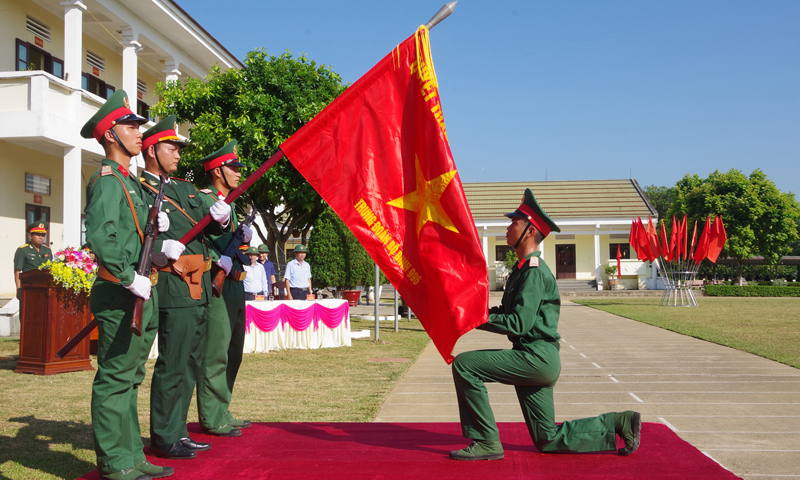 Chiến sĩ mới thực hiện nghi thức thiêng liêng trong ngày tuyên thệ.