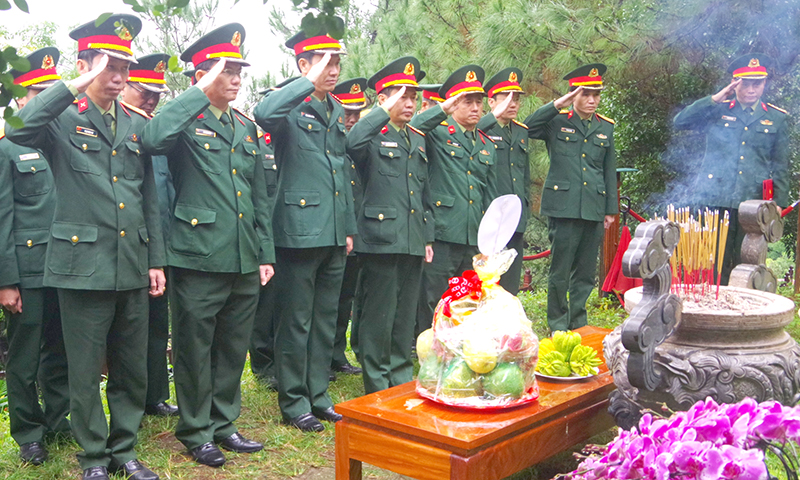 Các đại biểu dâng hương tưởng niệm tại khu mộ Đại tướng Võ Nguyên Giáp.