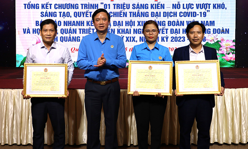 Đồng chí Chủ tịch LĐLĐ tỉnh Phạm Tiến Nam trao bằng khen của Tổng LĐLĐ Việt Nam cho các cá nhân đạt thành tích xuất sắc trong thực hiện chương trình 1 triệu sáng kiến.
