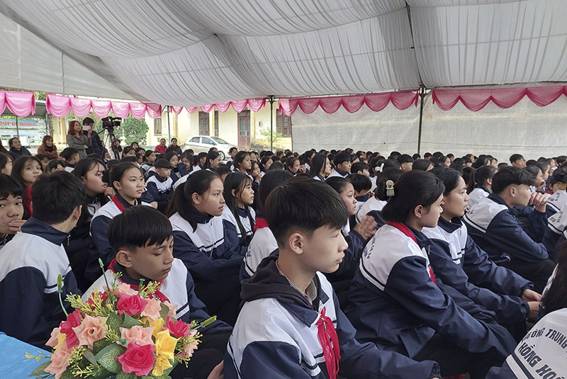  Diễn đàn thu hút đông đảo học sinh, giáo viên tham gia