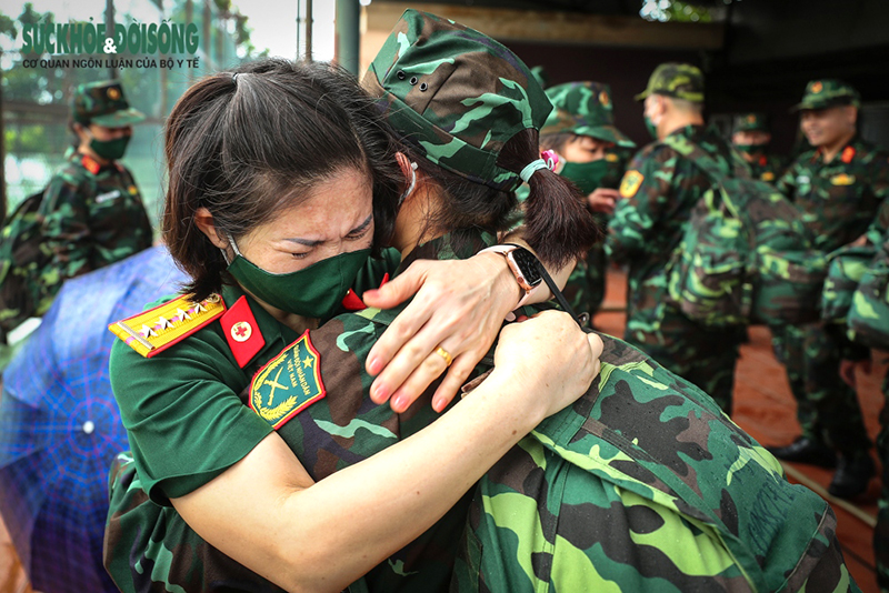 Giây phút chia tay của bác sĩ quân y lên đường vào tâm dịch Covid-19 tháng 8/2021. Ảnh: Bộ Y tế