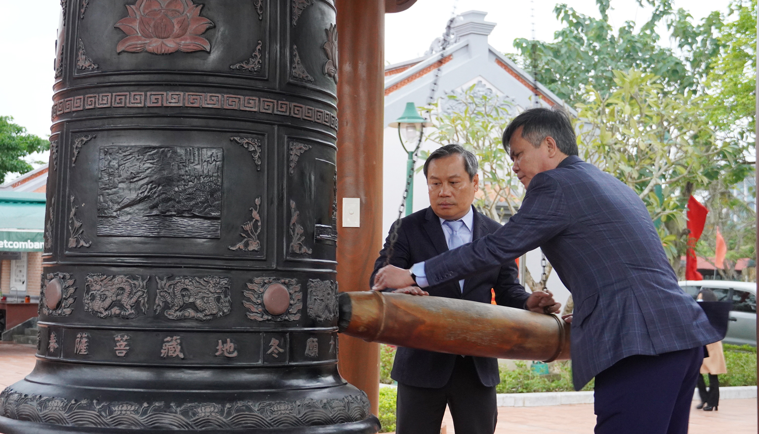 Đồng chí Bí thư Tỉnh ủy Vũ Đại Thắng và đồng chí Chủ tịch UBND tỉnh Trần Thắng thực hiện nghi thức thỉnh chuông.