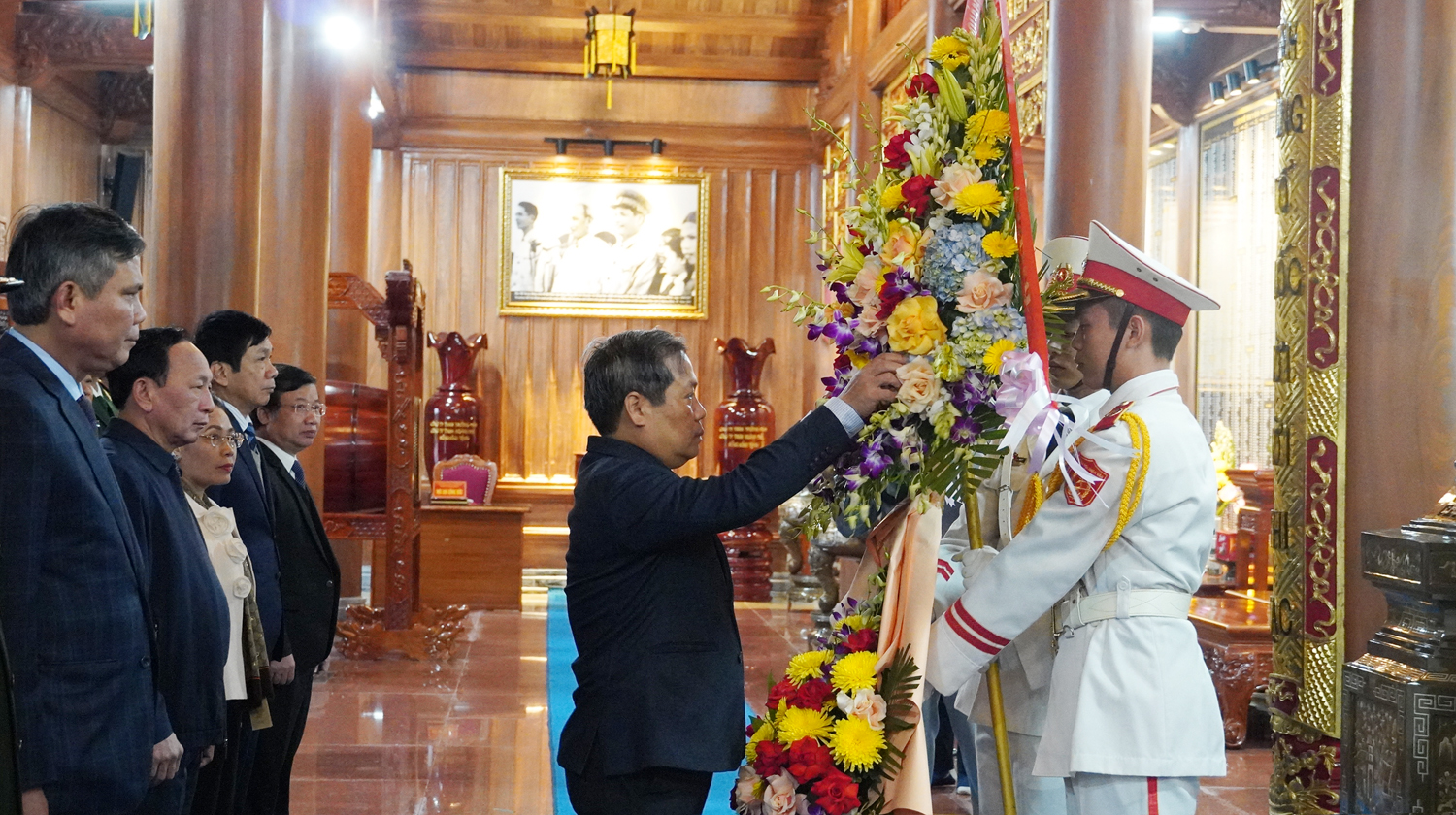 Đoàn đại biểu tỉnh Quảng Bình dâng hoa tưởng nhớ Bác Hồ và các Anh hùng liệt sỹ.