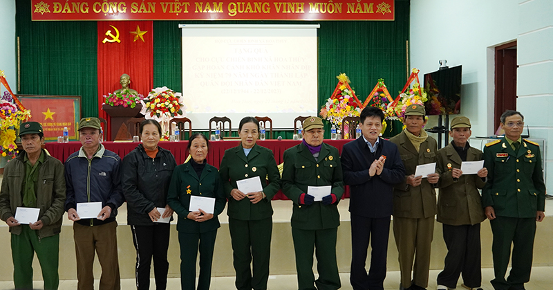 Đồng chí Chủ nhiệm Ủy ban Kiểm tra Tỉnh ủy Lê Văn Bảo trao tặng 10 suất quà cho hội viên Hội Cựu chiến binh xã Hoa Thủy có hoàn cảnh đặc biệt khó khăn.