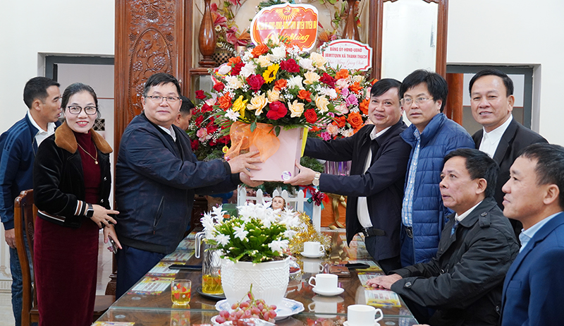  Đồng chí Phó Bí thư Thường trực Huyện ủy Tuyên Hóa….. tặng hoa chúc mừng giáo xứ