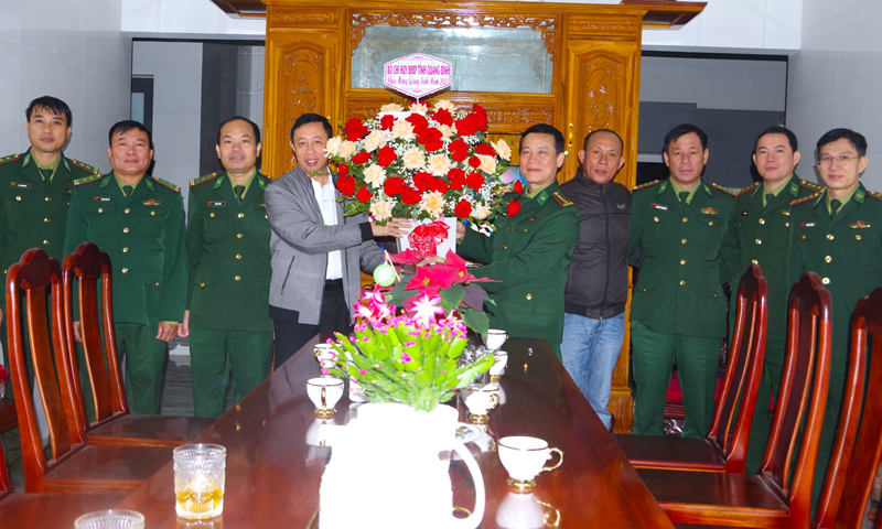 Đại tá Đặng Văn Hoàng, Phó Chỉ huy trưởng Nghiệp vụ BĐBP tỉnh, đồn Biên phòng Ròon thăm, tặng hoa chúc mừng giáo xứ Trừng Hải (xã Quảng Phú, huyện Quảng Trạch)