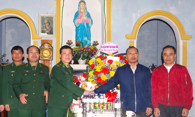 Đại tá Đặng Văn Hoàng, Phó Chỉ huy trưởng Nghiệp vụ BĐBP tỉnh, đồn Biên phòng Lý Hòa thăm, tặng hoa chúc mừng giáo xứ Thanh Hải (xã Thanh Trạch, huyện Bố Trạch) 