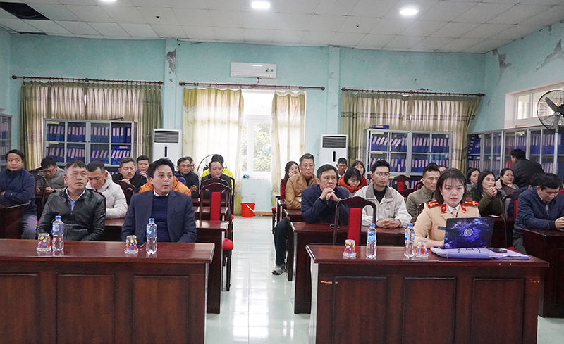 Cán bộ công nhân viên PC Quảng Bình tham gia buổi tuyên truyền.