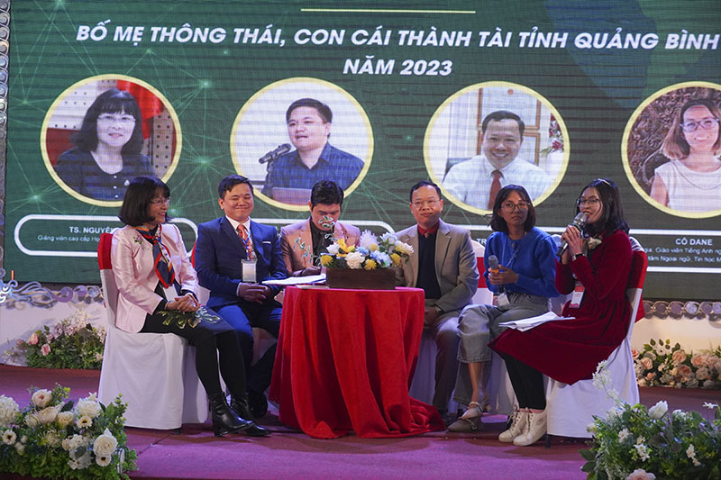 Các thành viên Master Leader Việt Nam tỉnh Quảng Bình trao đổi, chia sẻ về các nội dung đào tạo 