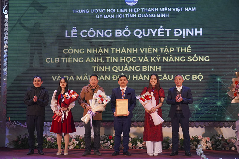 Ra mắt các câu lạc bộ Tiếng Anh, Tin học, Kỹ năng sống