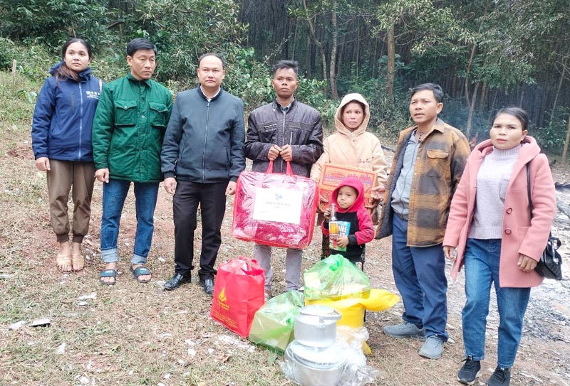 Đảng ủy, HĐND, UBND và UBMTTQVN xã Dân Hóa cùng các tổ chức, đoàn thể ở địa phương kịp thời đến thăm hỏi, tặng quà động viên hộ gia đình Hồ Bai có nhà bị cháy trong đêm. 