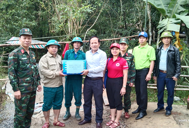 Lãnh đạo Ban Dân vận Huyện ủy Lệ Thủy tặng quà cho cho các đơn vị ở xã Ngân Thủy.