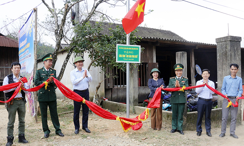  Khánh thành, bàn giao nhiều công trình “Ánh sáng vùng biên” cho nhân dân ở khu vực biên giới.